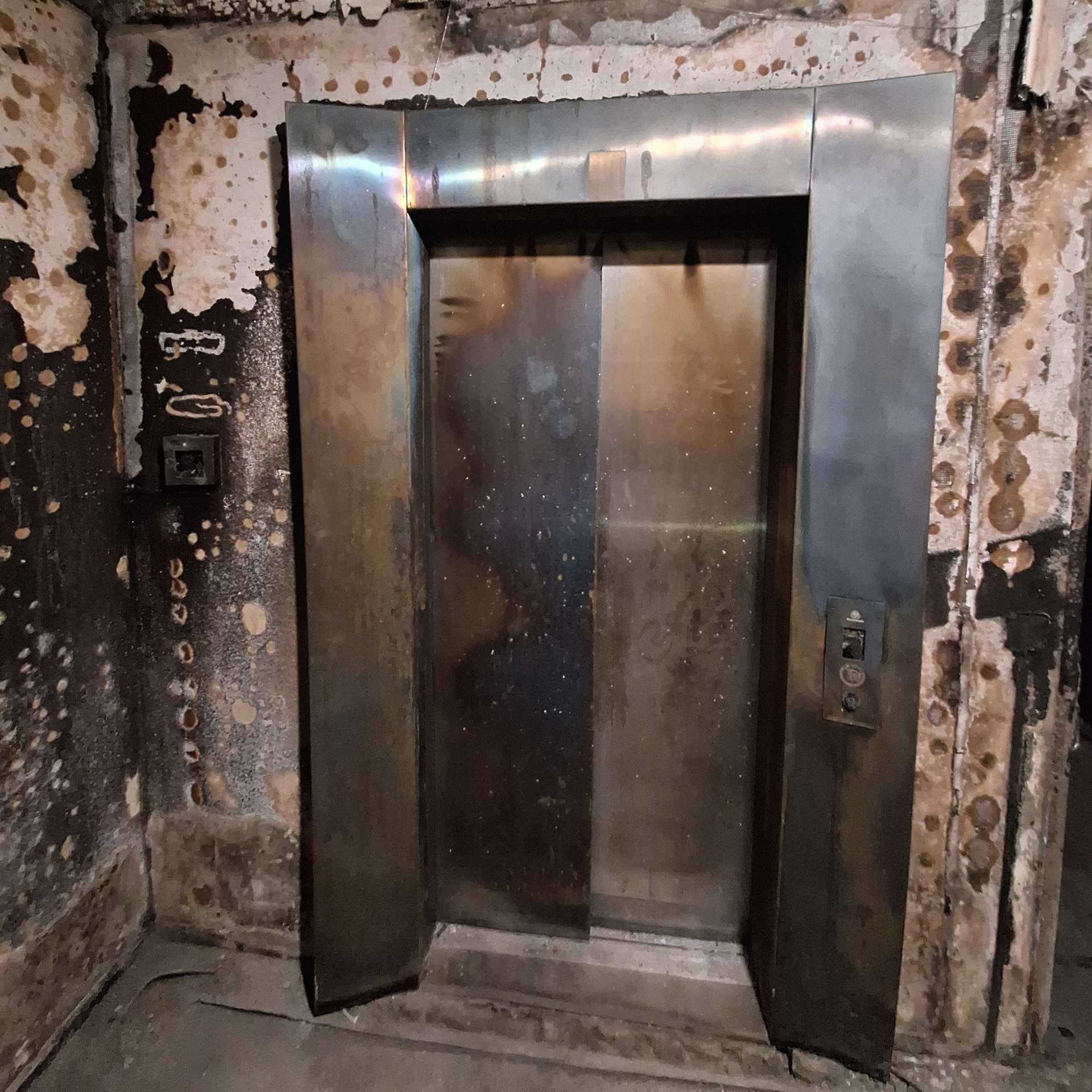Brandschaden an Aufzugstür: Vor der Sanierung