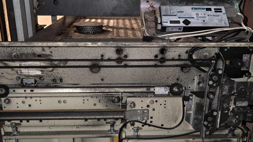 Rußschaden an Aufzugselektronik: Vor der Sanierung