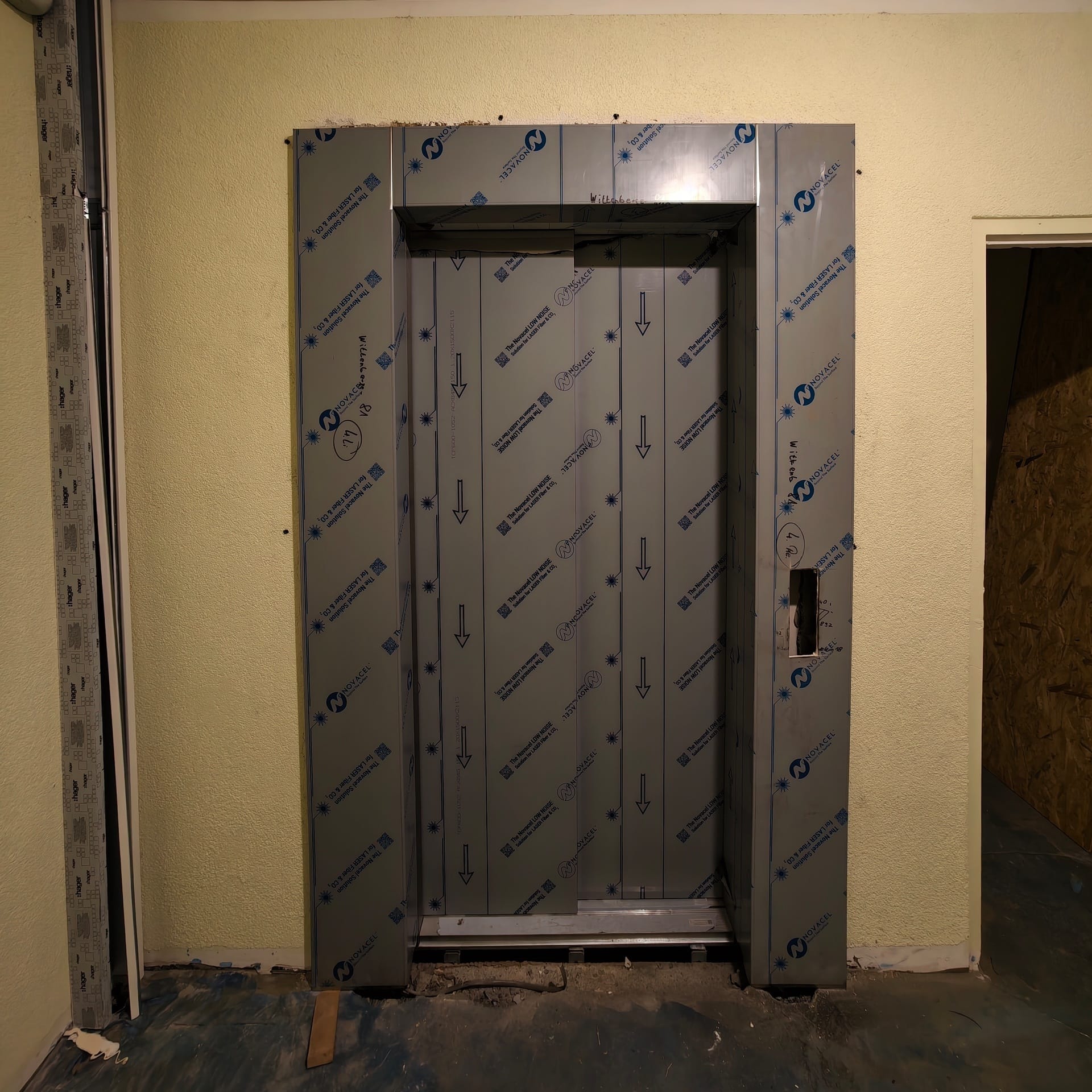 Brandschaden an Aufzugstür: Nach der Sanierung